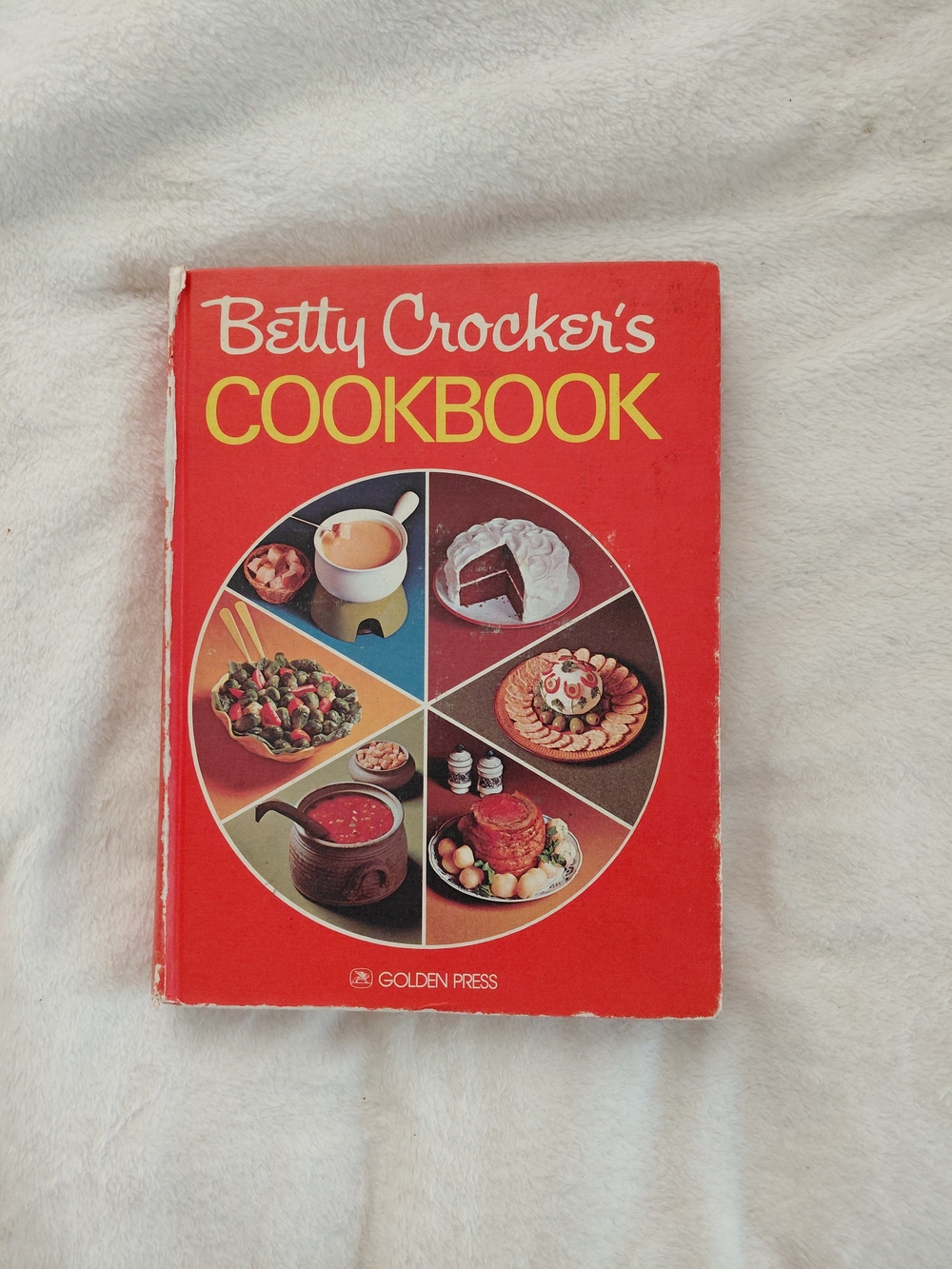 Vintage Betty Crocker's Hardcover Cookbook 1976 Golden Press Illustrated